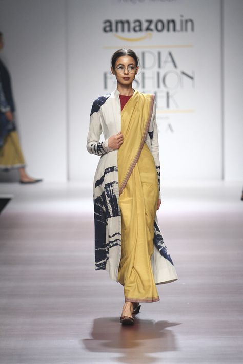 Khadi Dresses For Fashion Show, Formal Saree, Saree Wearing, Saree Wearing Styles, Saree Draping Styles, Indian Fashion Trends, Draping Fashion, India Fashion Week, Amazon India