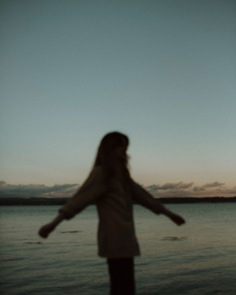 Beach Silouhette Aesthetic, 35mm Beach Photography, Blue Hour Portrait Photography, Aesthetic Beach Portrait, Beach At Winter, Film Shoot Ideas, Beach Film Photoshoot, Film Beach Aesthetic, Beach Self Portrait