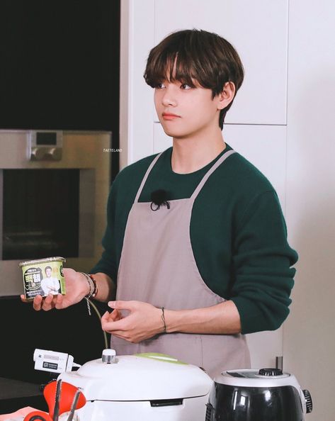 .·͙☽ on Twitter: "our beautiful chef, tae… " Yeontan Pics, Run Bts Episode, Tae Cute, Bts Episode, Cute Hug, Gummy Smile, V Kim Taehyung, Run Bts, Worldwide Handsome