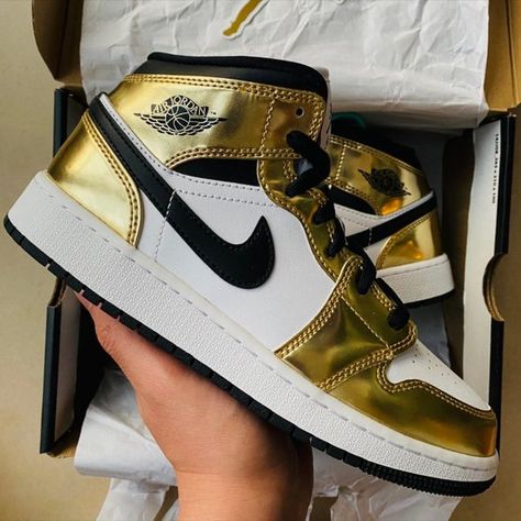 NIKE Air Jordan 1 Gold women's shoes Gold Jordan 1, Gold Jordans, Jordan 1 Gold, Tenis Nike Jordan, Gold Tennis Shoes, Gold Nike Shoes, Jordans Sneakers Outfit, Jordan Gold, Gold Nike