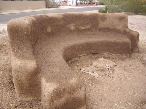 Straw Bale and cob bench project with high back to act as sound and visual break Cob Bench Outdoor, Cob Furniture, Diy Stucco Exterior, Cob Construction, Large Cob House, Cob House Exterior Natural Building, Cement Furniture, Cob Building, Build My Own House