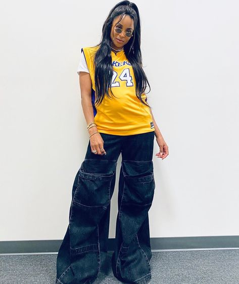 Laker Outfit Women Style, Ciara Outfits, Ciara Fashion, Nba Jersey Outfit, Jerseys Outfit, Lakers Outfit, Ciara Style, Ciara And Russell Wilson, Ciara And Russell