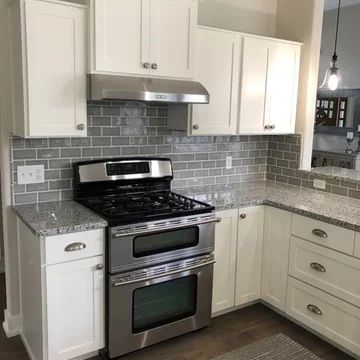 Granite Countertops Decor, Luna Pearl Granite Countertops, Pearl Granite Countertops, Luna Pearl Granite, Cheap Kitchen Countertops, Granite Kitchen Countertops, Kitchen Countertop Storage, Antique White Kitchen, Kitchen Countertop Decor