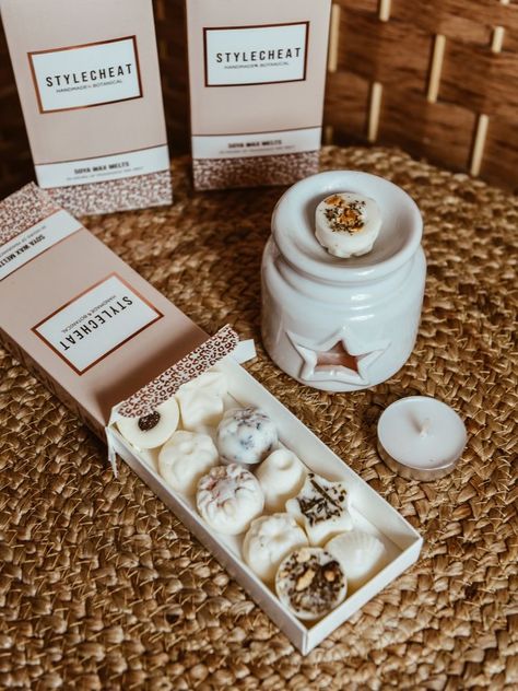 Diwali Gift Box Ideas, Wax Melts Storage, Wax Melts Recipes, Diwali Vibes, Wax Melts Packaging, Handmade Candles Diy, Diy Wax Melts, Diy Candles Homemade, Soya Mumu