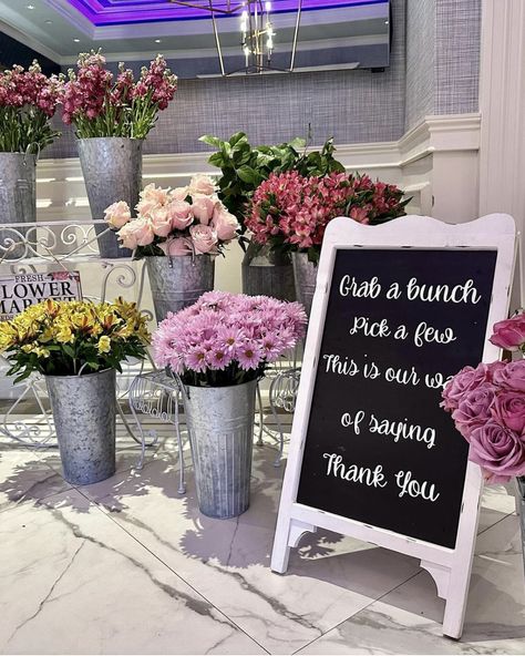 Wedding Shower Flower Bar, Bouquet Bar Bridal Shower Theme, Build Bouquet Bar, Build Your Own Bouquet Bar Showers, Build Your Own Bouquet Bar, Flower Bridal Shower Theme, Galentines Brunch, Bouquet Bar, Bloom Bar