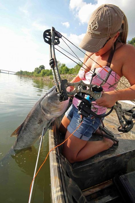 10 Top Bowfishing Hot Spots | Bowhunting | Realtree Camo Bow Fishing, Archery Girl, Coyote Hunting, Hunting Girls, Hunting Women, Bowfishing, Bowhunting, Hunting Blinds