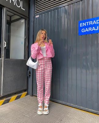 Outfits Fresas, Checkered Outfit, Look Rose, Yellow Shirts, Influencers Fashion, Spring Outfits Women, Photo Outfit, Pink Outfits, Mode Vintage