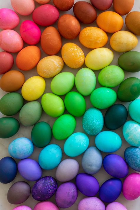 How To Dye Easter Eggs with Food Coloring - easy DIY instructions for you to recreate! Color Eggs, Diy Easter Eggs, Birth Colors, Purple Easter, Colored Eggs, Egg Dye, Easter Egg Dye, Brown Eggs, Happy Easter Everyone