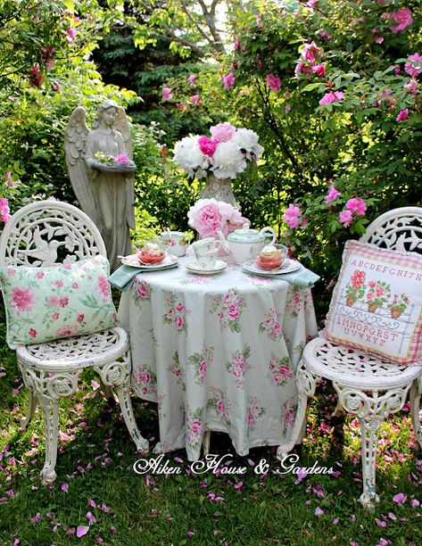 Aiken House & Gardens: Summer Garden Tablescapes Camera Shabby Chic, Shabby Chic Apartment, Shabby Chic Vanity, Styl Shabby Chic, Decoration Shabby, Shabby Chic Garden, Apartment Chic, Shabby Chic Bedroom, Tea Party Garden