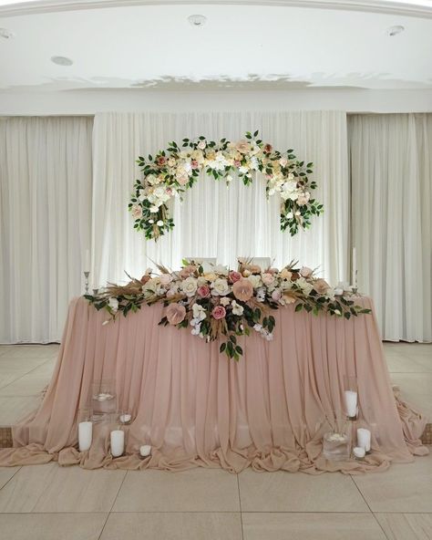 Main Table Decoration Quinceanera, Main Table Wedding, Gazebo Wedding Decorations, Wedding Couple Table, Rose Wedding Decorations, Wedding Columns, Quinceanera Pink, Elegant Wedding Themes, Wedding Arbors