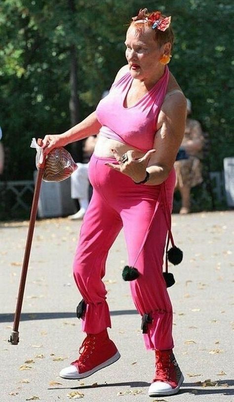 Grandma hangin' loose... Real LOOSE!   ....16 More Bad Family Photos Funny Miley Cyrus, Bad Family Photos, Funny Family Photos, 웃긴 사진, Family Humor, Crazy People, Funny Pics, Miley Cyrus, Bones Funny