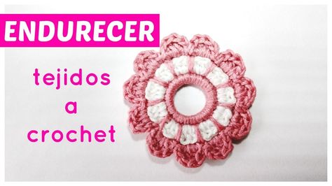 Hoy aprendemos una de las técnicas para endurecer tejidos a crochet. Poco a poco iremos incorporando otras técnicas, así tendrás mas variedad a la hora de elegir la técnica de endurecimiento ideal para tu proyecto.. Crochet, Crochê, Tejido, Felted Crochet, Bruges Lace, Crochet Earrings Pattern, Crochet Weaves, Crochet Videos Tutorials, Crochet Diy, Crochet Square, Tunisian Crochet, Crochet Videos