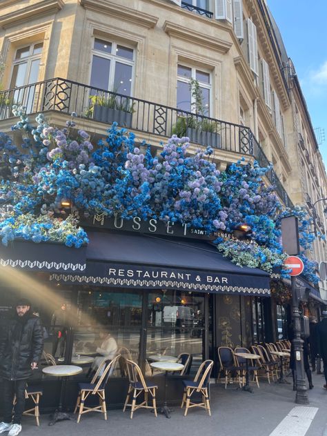 Blue floral exterior Blue Cafe Exterior, Paris Restaurants Exterior, Blue Restaurant Exterior, Paris Bakery Exterior, Cute Restaurant Exterior, Blue Cafe Design, Aesthetic Cafe Exterior, Blue Cafe Interior, Blue Cafe Aesthetic