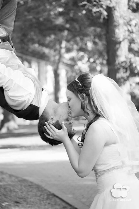 Spider Man Proposal, Spider-man Renew Your Vows, Spider Man Couple Photo, Spider-man Wedding, Basketball Wedding Photos, Harley Couple Photoshoot, Spiderman Wedding, Cinderella Moments, Men Kissing