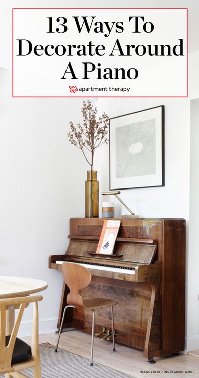 13 Ways to Decorate Around a Piano. It's a unique problem, but no less worthy of attention than how to dress a gallery wall or what to do when your kitchen's too small. The presence of a piano in the room can be seriously demanding on decor. Here are more than a dozen rooms who've mastered it. Piano Sitting Area, Decorate Around A Piano, Piano Apartment, Piano Decorating Ideas, Small Piano Room, Upright Piano Decor, Piano Room Design, Piano Styling, Piano Room Decor