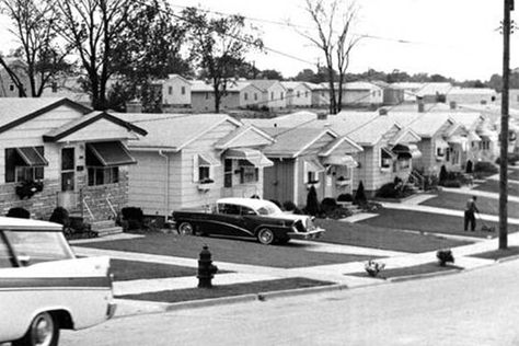 Cleveland's Lee-Harvard neighborhood has a rich history of community pride and racial integration in a period when the suburbs were just beginning to settle. American Suburbs 50s, 50s Neighborhood, 1950s Neighborhood, 1950s Suburbia, American Suburbs, Novel Planning, Life In The 1950s, Space Project, City Layout