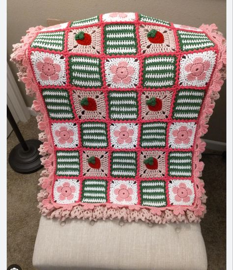 Strawberry Shortcake Crochet, Strawberry Blanket, Crochet Blanket Colors, Small Crochet Gifts, Swap Ideas, Crochet Stitches Guide, Crochet Fairy, Crochet Strawberry, Crochet Square Patterns