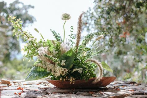 Flower Arrangement Ideas: What’s Trending for Flower Arrangements Photos | Architectural Digest Beach Arrangements, Single Flower Bouquet, Hydrangea Flower Arrangements, Rose Bowl Flea Market, Hamptons Beach House, Hamptons Beach, Beach Grass, Vintage Containers, Ikebana Flower Arrangement