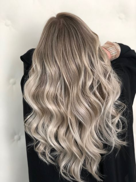 Pearl Ash Blonde Hair Balayage, Balayage Hair With Highlights Blonde, Root Melt Balayage Blonde, Ash Blonde Balayage 2023, Par Blond Ombre, Contrast Hair Color Blondes, Rich Blonde Hair Color, Rooted Ash Blonde Hair, Balage Hair Blonde Balayage Highlights