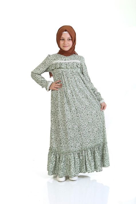 Ebru Model Kids Hijab Dress Color: Green Fabric Feature: It is made of viscose (cotton) fabric. It can be used in 4 seasons. Product Features: Our Ebru model is produced with viscose (cotton) fabric. Our product has a floral pattern. The sleeves are rubber. Her skirt is frilly and has a belt at the waist, and if it is wide, it can be tied at the back and adjusted. Note: This product is Green in color. If you are looking for a different color, visit our Etys store. https://www.etsy.com/shop/Mevla Children Abaya Style, Abaya Designs For Kids, Dress Anak Muslim, Girls Eid Dress, Khimar Niqab, Kids Abaya, Eid Dress, Abaya Hijab