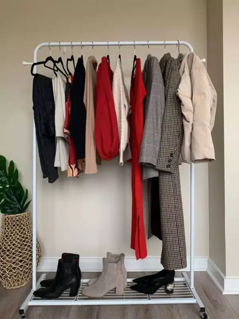 Your 2024 Winter Capsule Wardrobe: 15 Pieces, 54 Outfits Christmas Capsule Wardrobe, Red Capsule Wardrobe, Cold Weather Capsule, Pack Light For Travel, Black Capsule Wardrobe, Minimalist Winter Wardrobe, Clothes Capsule, Clothes Capsule Wardrobe, Capsule Wardrobe Checklist