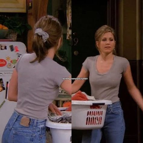 25 outfits from the girls of Friends you could wear today. | thenewcurly Rachel Green Best Outfit, Rachel Outfits, Monica And Rachel, Rachel Greene, Estilo Rachel Green, Rachel Green Friends, Rachel Green Style, Friends Outfit, Rachel Green Outfits