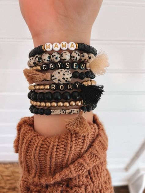 Trendy Bead Bracelets, Popular Bracelets 2022, Crafts You Can Sell Business, Bracelets With Tassels, Mama Bracelet Beads, Name Clay Bead Bracelet, Selling Bracelets Ideas, Trendy Bracelets 2023, Stack Bracelets Beaded