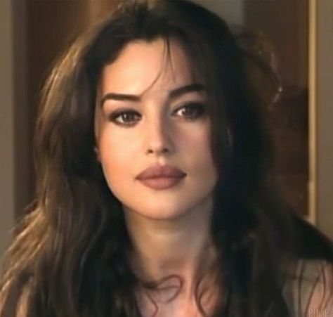 Belluci Monica Style, 90s Beauty Standards, Monica Belluci Makeup Look, Monica Belluci Icon, Maty Huitrón, Monica Belluci Face, 90s Monica Bellucci, 90s Model Makeup, Monica Belluci Makeup