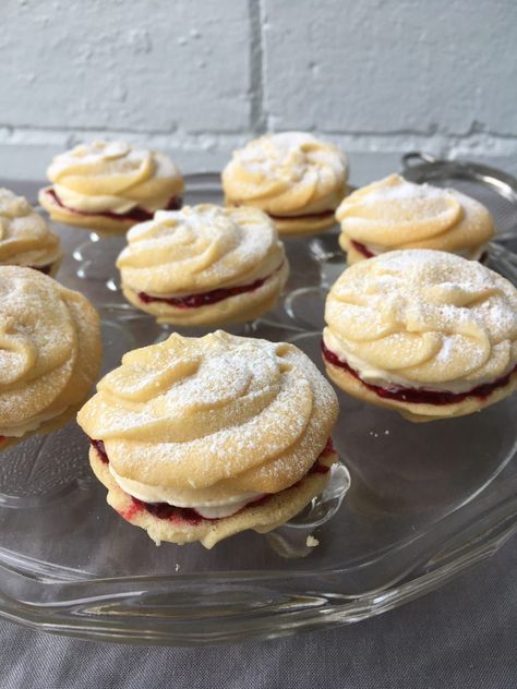 Vienesse Whirls, British Biscuit Recipes, British Cookies, British Baking Show Recipes, Viennese Whirls, British Bake Off Recipes, British Sweets, English Biscuits, Homemade Raspberry Jam