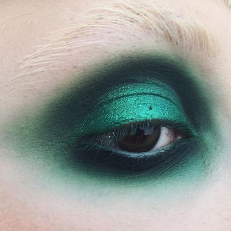 Kelseyanna Fitzpatrick, Eye Makeup Glitter, Hd Concealer, Bold Eyeshadow, Bronze Makeup, Avant Garde Makeup, Morphe Brushes, Green Makeup, Palette Makeup