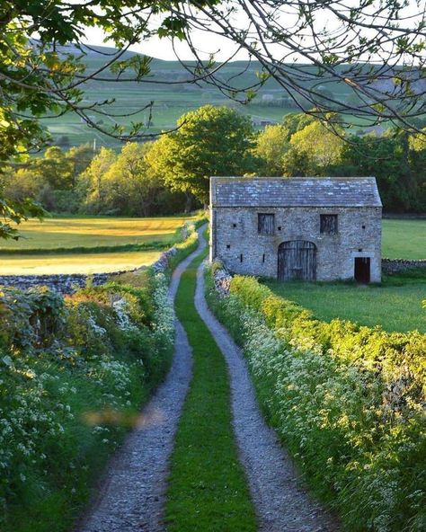 White Exterior Houses, Image Nature, British Countryside, Dirt Road, Old Stone, Stone House, English Countryside, Pretty Places, North Yorkshire