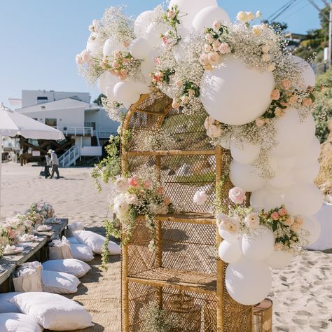 Birthday Beach Picnic, Deco Ballon, Sunday Feels, Boho Birthday Party, Floral Installation, Floral Balloons, Picnic Birthday, Balloon Installation, Boho Beach Wedding