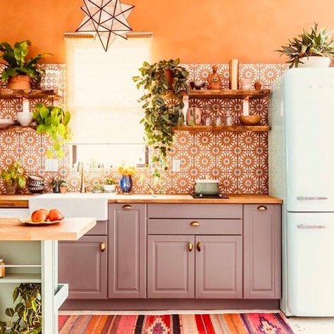 Bohemian Kitchen Decor, Bohemian Style Home, Kitchen Ikea, Bohemian Kitchen, Orange Kitchen, Casa Vintage, Boho Kitchen, Baby Shower Decor, Trendy Kitchen