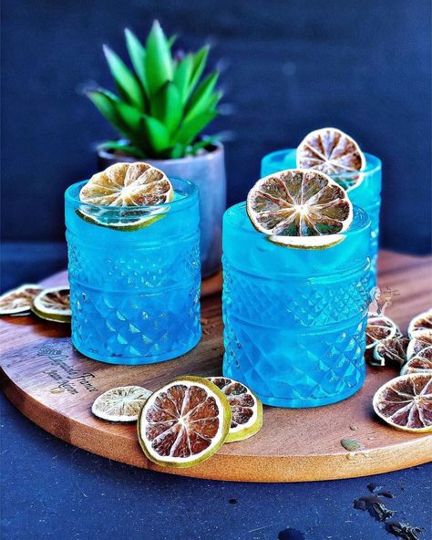 Blue Dream Zitronenscheiben getrocknet Blue Curacao Geschmack  #blaue #cocktails #rezepte #sommer #getränke #bluecocktails #recipe Blue Curacao Drinks, Fresh Pineapple Juice, Mixology Drinks, Coconut Liqueur, Juice Coconut, Cocktail Photography, Tiki Cocktails, Rum Cocktails, Fresh Pineapple