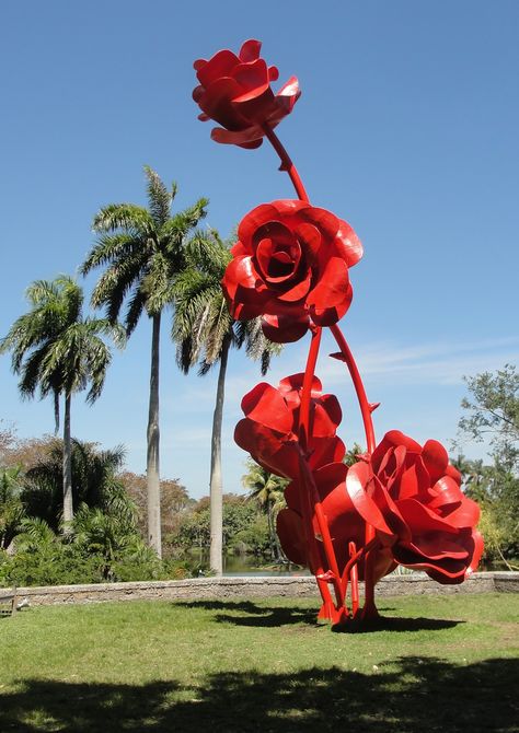 Sculpture of an iron rose. Rose Installation Art, Rose Installation, Rose Sculpture, Metal Roses, Red Sculpture, Giant Roses, Iron Rose, Flower Sculpture, Mall Decor