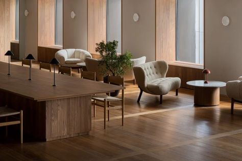 Japanese garden design informs Mitsui & Co real estate office Japanese Office Design, Loft Style Interior, Lush Plants, Interior Studio, Japanese Garden Design, Big Table, Real Estate Office, Reception Seating, Corporate Interiors