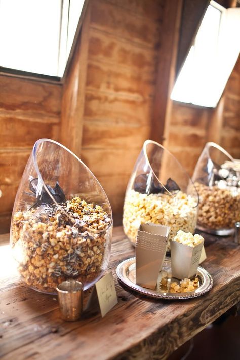 Wedding Popcorn Bar, Popcorn Wedding, Wedding Food Stations, Bar A Bonbon, Wedding Appetizers, Reception Food, Popcorn Bar, Wedding Reception Food, Food Stations