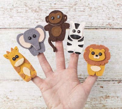 Not So Cli-Shéa: DIY Personalized Finger Puppets with Cricut! Finger Puppet Patterns, Felt Puppets, Puppets Diy, Felt Finger Puppets, Felt Stories, Puppet Patterns, Popular Crafts, Finger Puppets, Hand Puppets