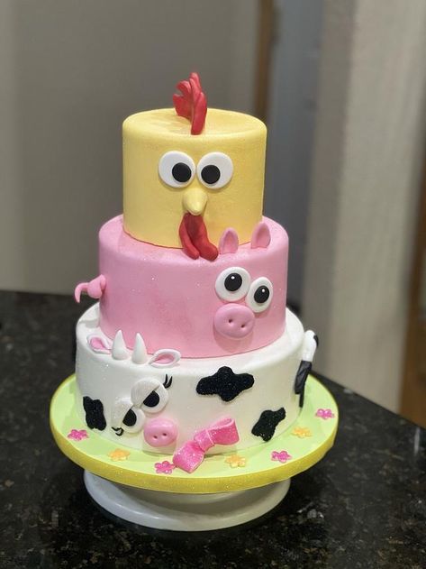 Birthday Cake Farm Animals, Farm Animal Cakes Buttercream, Two Tier Farm Birthday Cake, Farm Theme Cake Buttercream, Zoo Birthday Cake, Maket Pasta, Petting Zoo Birthday, Barn Cake With Animal Cupcakes, Zoo Cake