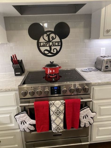 Disney Inspired Kitchen, Mickey Mouse Kitchen Ideas, Disney Themed Kitchen, Mickey Mouse Living Room, Adult Disney Room Decor, Disney Kitchen Ideas, Mickey And Minnie Kitchen, Mickey Kitchen Decor, Mickey Mouse Home Decor