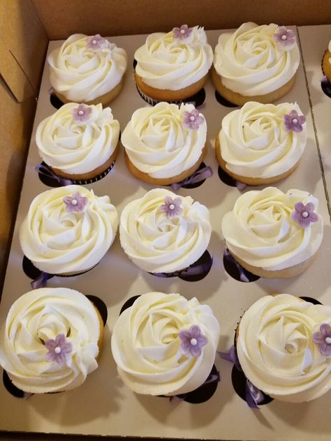 Lilac Cupcakes, Purple Wedding Cupcakes, Wedding Cakes Lilac, White Wedding Cupcakes, 1 Tier Cake, Wedding Cake Frosting, Sweets Table Wedding, Purple Quince, Purple Cupcakes