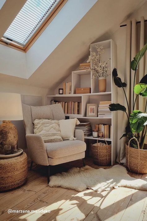 Attic Reading Nook, Attic Room Ideas, Bedroom Corner, Attic Rooms, Hus Inspiration, Reading Room, Home Library, Design Case, Reading Nook