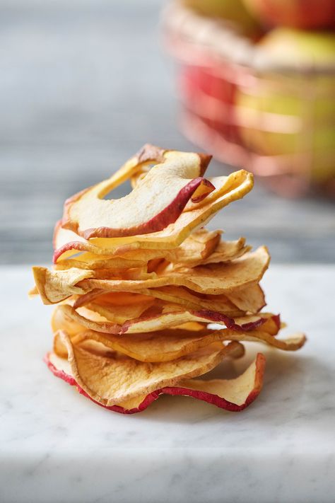 Cinnamon Apple Chips, Fast Food Drinks, Halloween Cookie Recipes, Dessert Halloween, Healthy Halloween Treats, Healthy Halloween Snacks, Halloween Cookies Decorated, Apple Chips, Homemade Apple