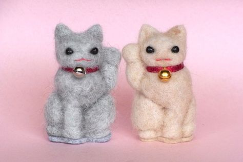 http://blogs.wsj.com/japanrealtime/2014/04/18/cat-hair-is-festive-for-japanese-craft-aficionados/ Diy Dog Shampoo, Knitted Cat, Cat Cave, Japanese Cat, Needle Felting Projects, Felt Cat, Modern Cat, Diy Origami, Cat Hair