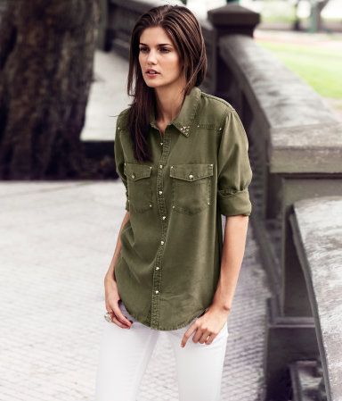 Green Blouse Outfit, Army Green Outfit, Summer Blouse Outfit, Army Green Blouse, Olive Green Blouse, Olive Shirt, Booties Outfit, Straight Cut Pants, Tshirt Outfits