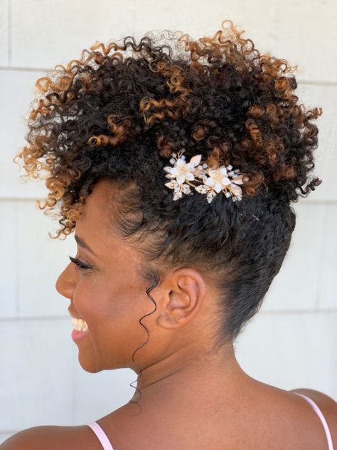 Natural Curly Hair Bride Wedding Day, Short Natural Hair Bride, Elegant Natural Hairstyles Black, Curly Up Do, Curly Brides, Drake Wedding, Eloping Wedding, Afro Hair Bun, Afro Wedding Hairstyles