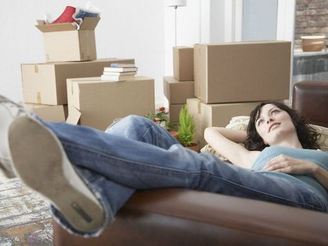 Mudarse de casa es caótico: tener que empacar toda tu vida en cajas y luego llevarlas a otra casa donde tendrás que sacarla de las cajas y acomodar el nido lo mejor posible. ¡Día del terror!  Para que la desempacada te sea más fácil y te puedas dar un descanso muy merecido por la noche te dejamos los siguientes tips: Davie Florida, Tips For Moving, Moving Home, Moving To Florida, Moving Tips, Planning Ahead, South Florida, From Home, Bean Bag Chair