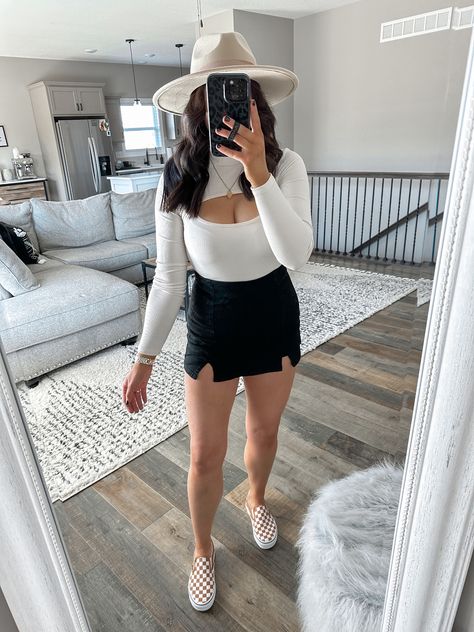 Dressy Vans Outfit, Vans Checkerboard Outfit Women, Platform Vans Outfit, Checkerboard Outfit, Vans Checkerboard Outfit, Checkered Vans Outfit, Outfit Ideas Brunch, Slip On Outfit, Outfit Vans