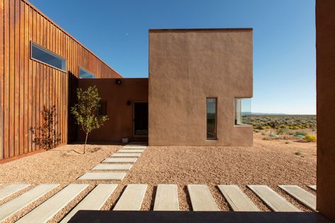 Desert Home Exterior, Modern Adobe House, House In The Desert, Modern Adobe, Adobe Architecture, Adobe Interior, New Mexico Homes, Adobe Home, Mexico House