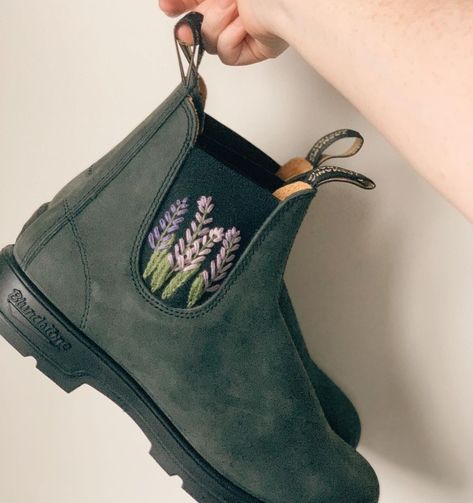 Embroider Blundstone, Embroidery On Boots, Embroidered Blundstone, Embroidered Clothes Ideas, Embroider Clothes, Things To Embroider, Hand Embroidered Clothes, Boot Embroidery, Hand Embroidered Gifts